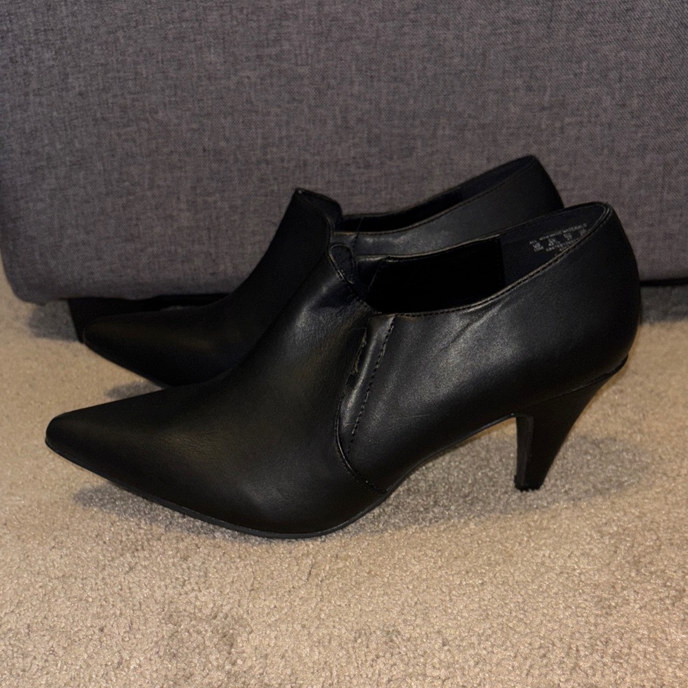 Metaphor Sleek Black Heeled Shoes